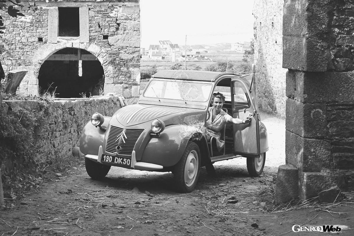 1948年に発売された2CV。その後のシトロエンのイメージを決定づける重要なモデルだ。
