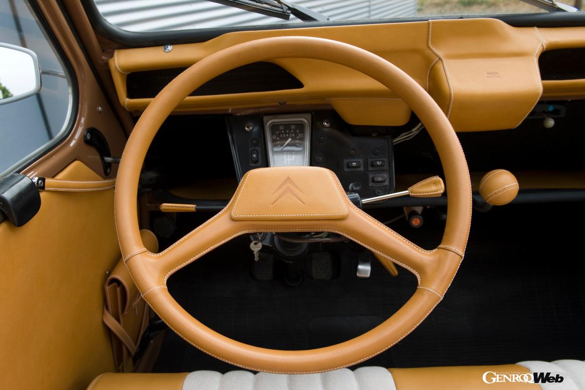 1948年に発売された2CV。その後のシトロエンのイメージを決定づける重要なモデルだ。