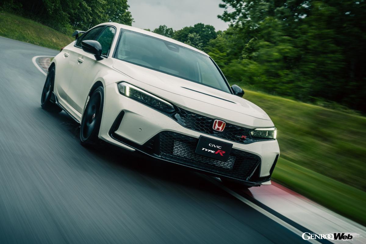 シビック・タイプRもゴルフRも、ともにサーキットでの走行を視野に入れた1台だ。こうして比較するとシビック・タイプRのワイドボディが際立つ。