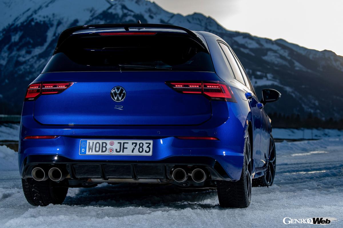 シビック・タイプRもゴルフRも、ともにサーキットでの走行を視野に入れた1台だ。こうして比較するとシビック・タイプRのワイドボディが際立つ。