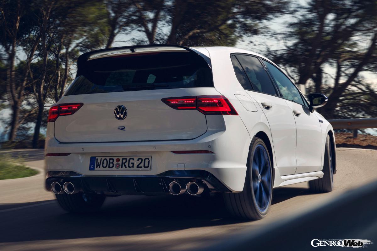 シビック・タイプRもゴルフRも、ともにサーキットでの走行を視野に入れた1台だ。こうして比較するとシビック・タイプRのワイドボディが際立つ。