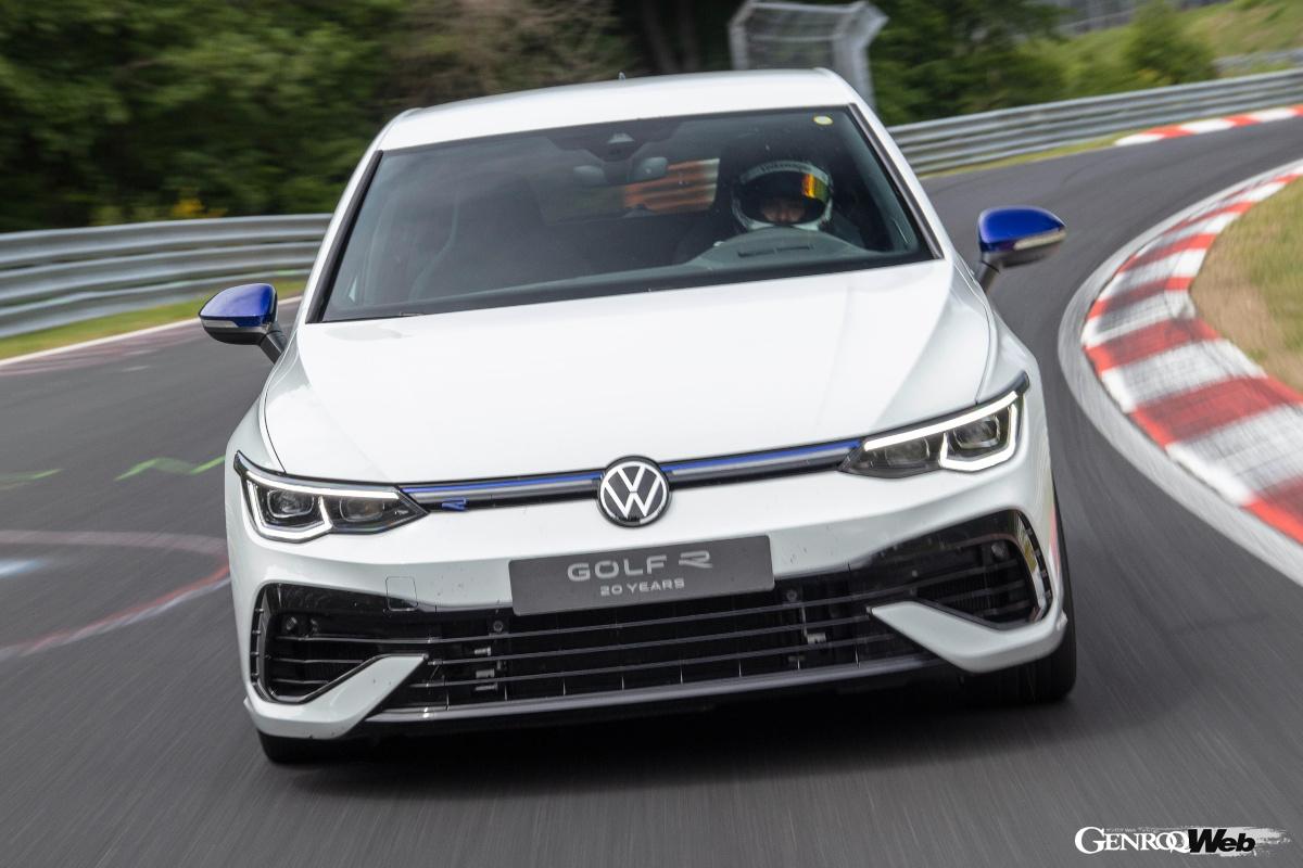 シビック・タイプRもゴルフRも、ともにサーキットでの走行を視野に入れた1台だ。こうして比較するとシビック・タイプRのワイドボディが際立つ。