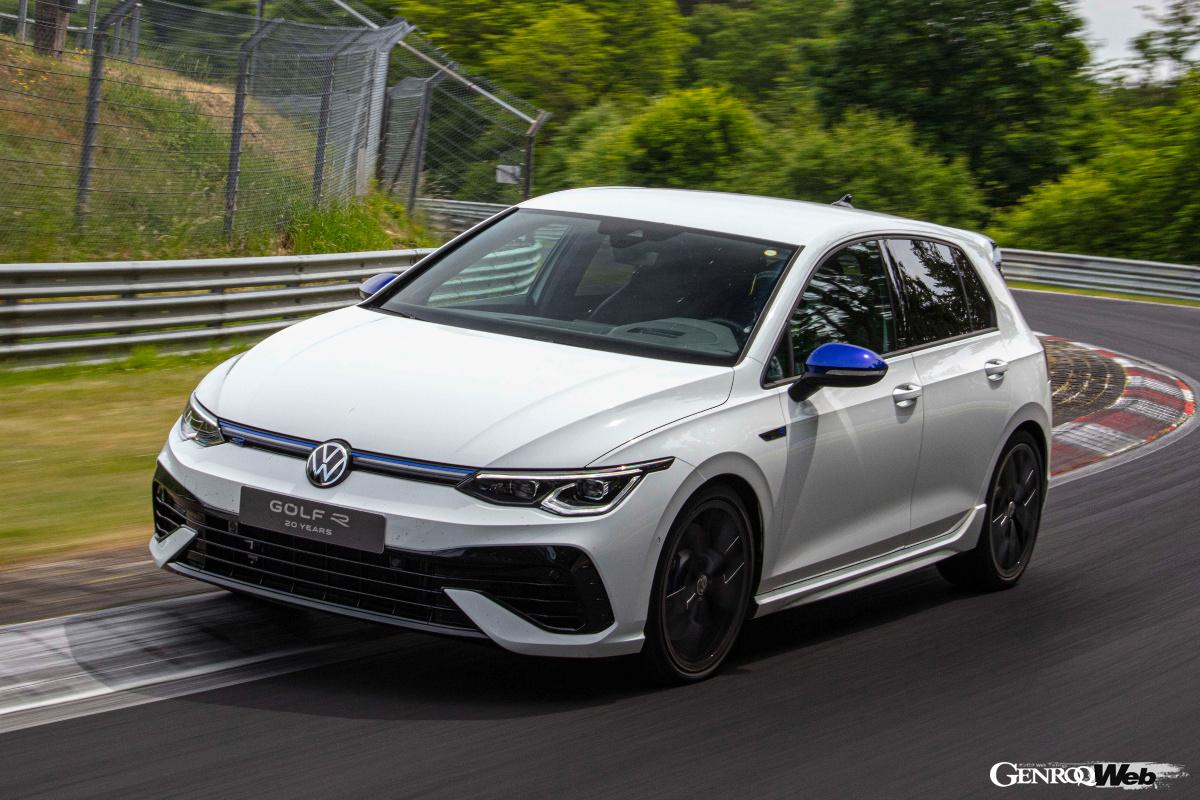 シビック・タイプRもゴルフRも、ともにサーキットでの走行を視野に入れた1台だ。こうして比較するとシビック・タイプRのワイドボディが際立つ。