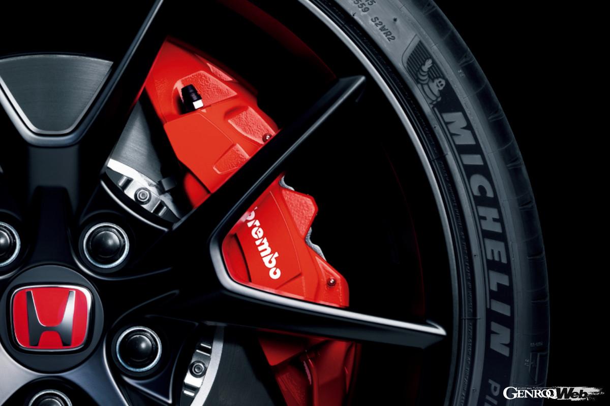 標準装備されるタイヤはシビック・タイプRが19インチであるのに対して、ゴルフRは18インチとなる。