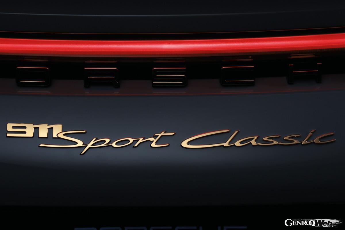 リヤのエンブレムはゴールド仕上げ。ボンネットのエンブレムは1963年当時のデザインとなる。