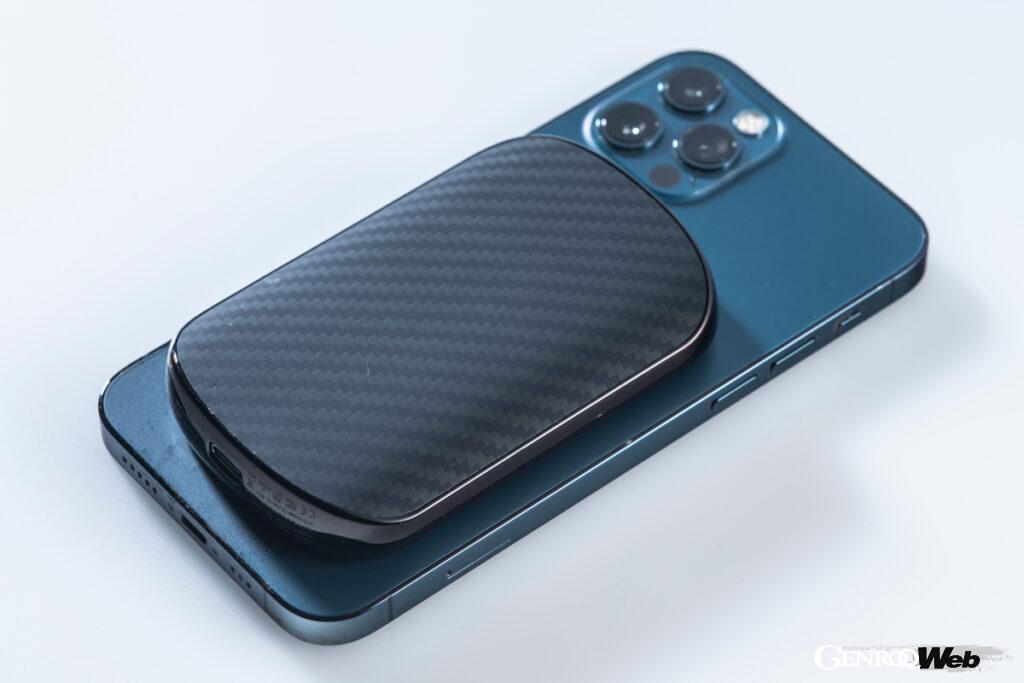 外出するときはモバイルバッテリーを外して携行。いつでもどこでもiPhoneを充電できてしまう、あー便利！