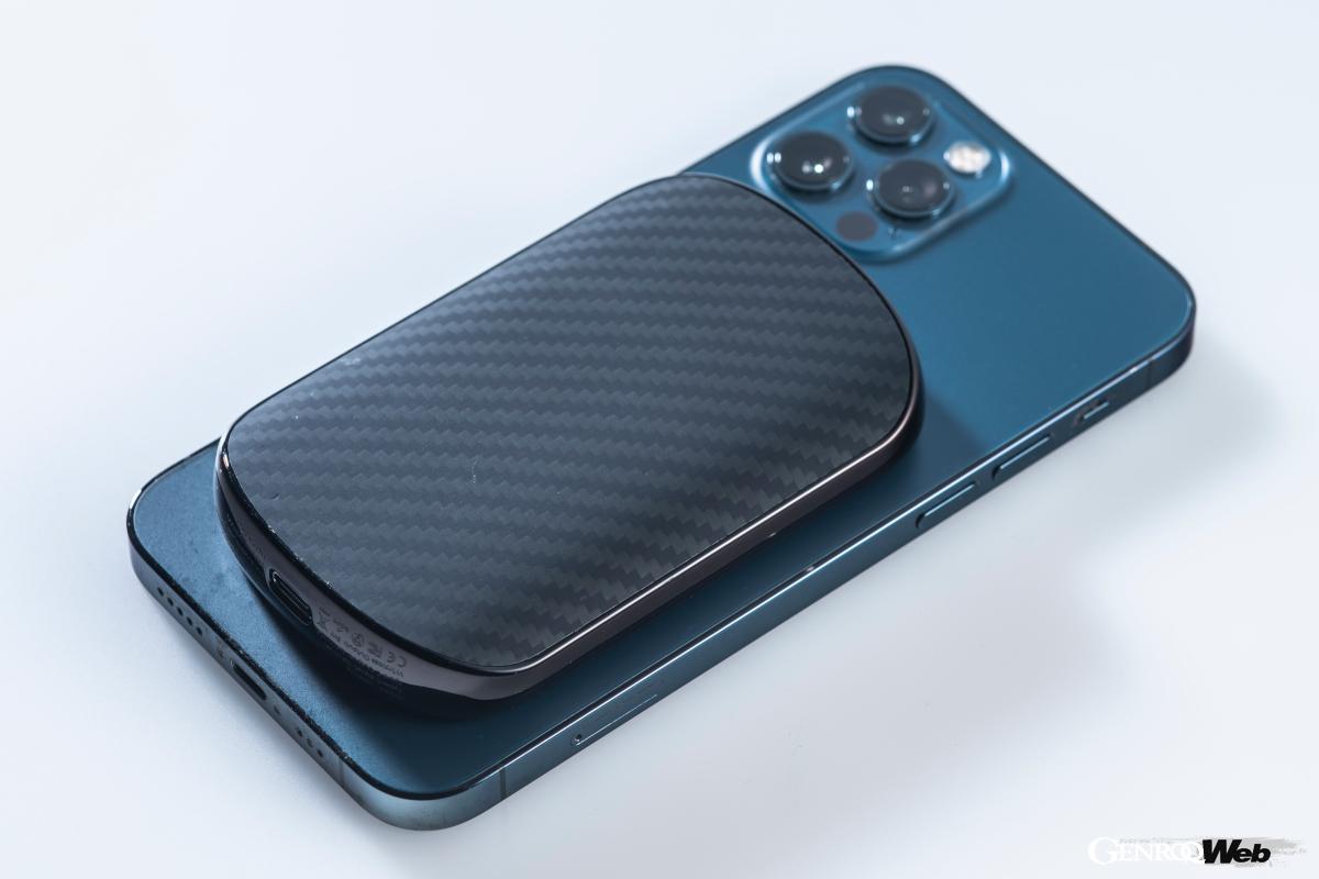 外出するときはモバイルバッテリーを外して携行。いつでもどこでもiPhoneを充電できてしまう、あー便利！