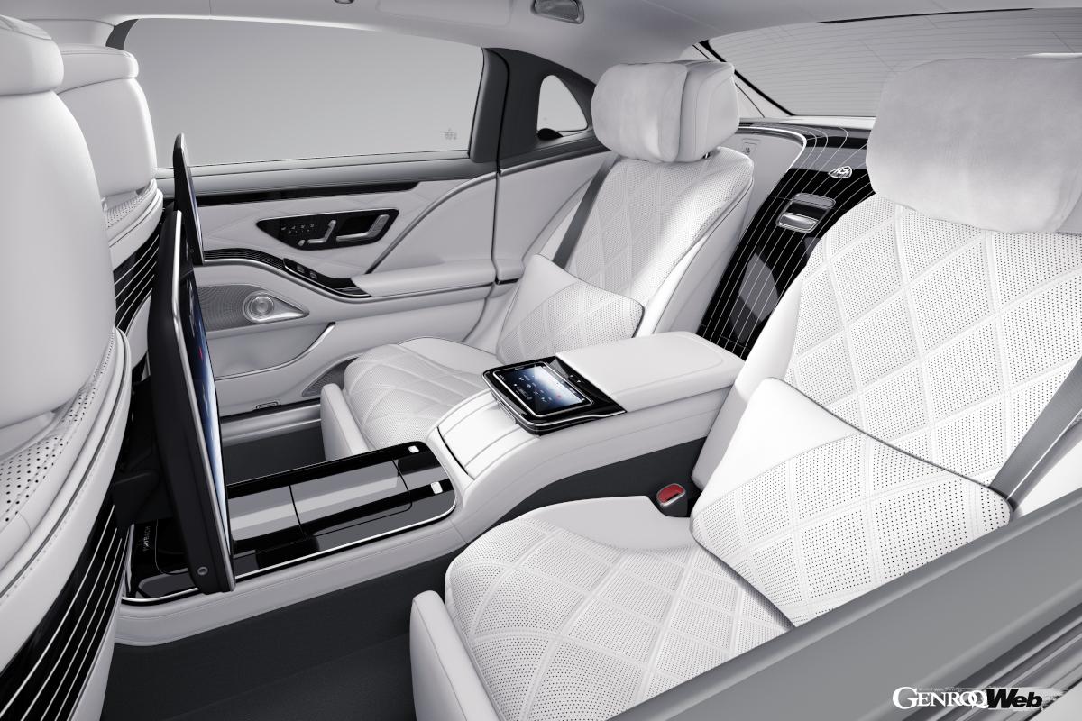 インテリアはマニファクチュア・レザーエクスクルーシブパッケージを標準で装備する。リヤドアには自動開閉システムを備えるなど、ショーファードリブンカーに求められる快適性や静粛性などの性能が究極まで高められた1台だ。