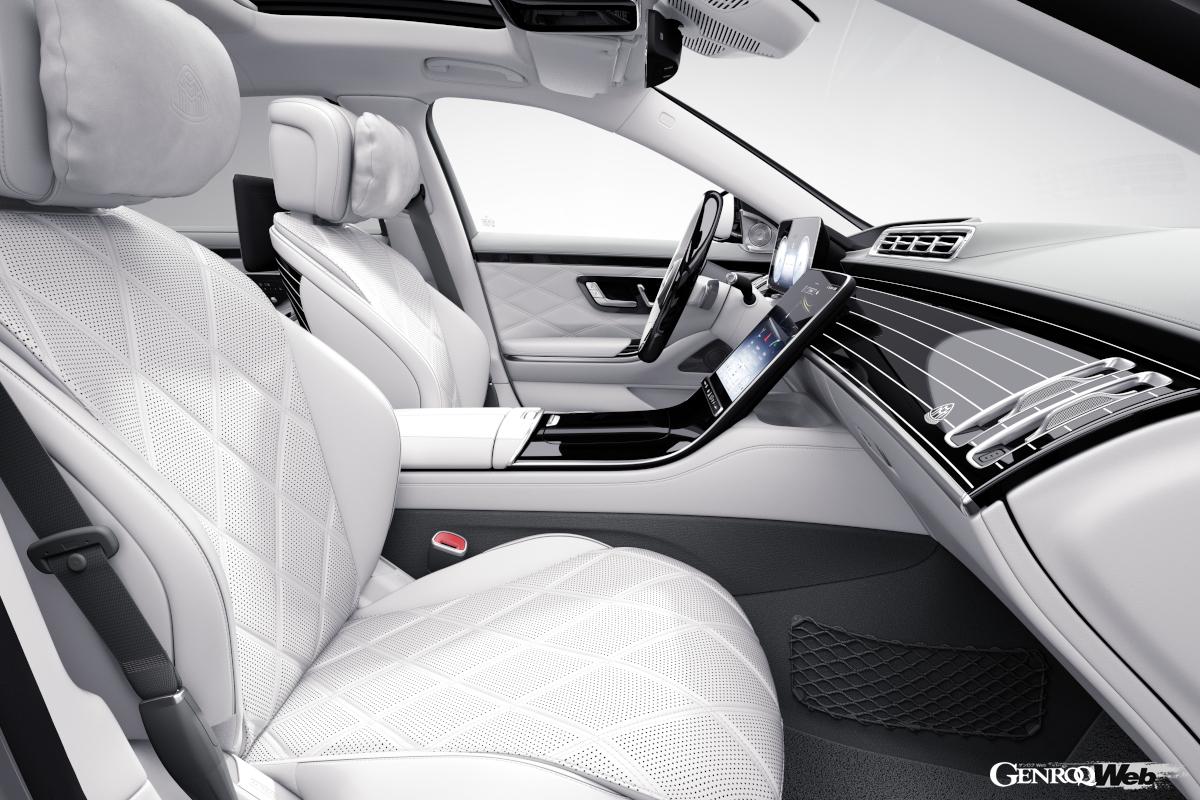 インテリアはマニファクチュア・レザーエクスクルーシブパッケージを標準で装備する。リヤドアには自動開閉システムを備えるなど、ショーファードリブンカーに求められる快適性や静粛性などの性能が究極まで高められた1台だ。