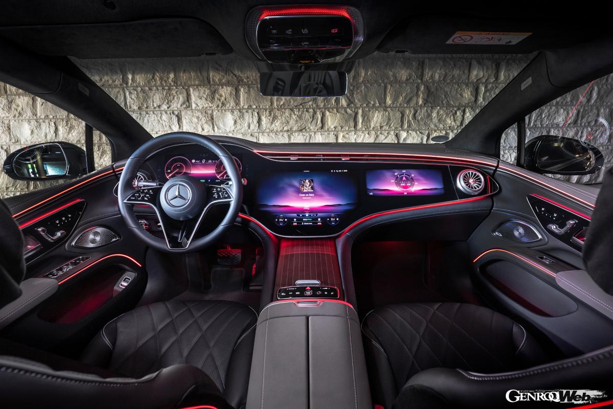 インフォテインメントシステムで最先端を行くメルセデス・ベンツのMBUXハイパースクリーン。そのサイズと内容の濃さは随一である。