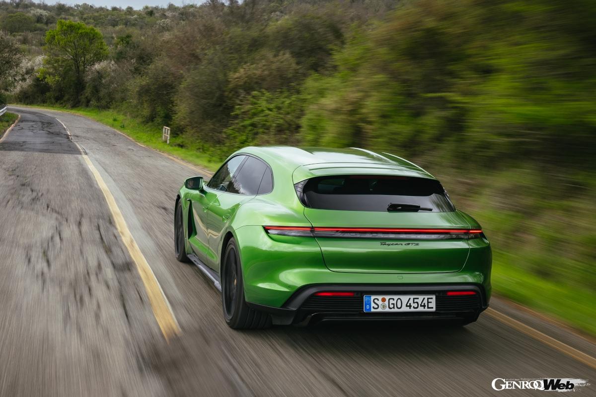 写真は日本に未導入のタイカン スポーツツーリスモ。日本にはSUVとのクロスオーバーモデルとなるクロスツーリスモがラインナップされる。