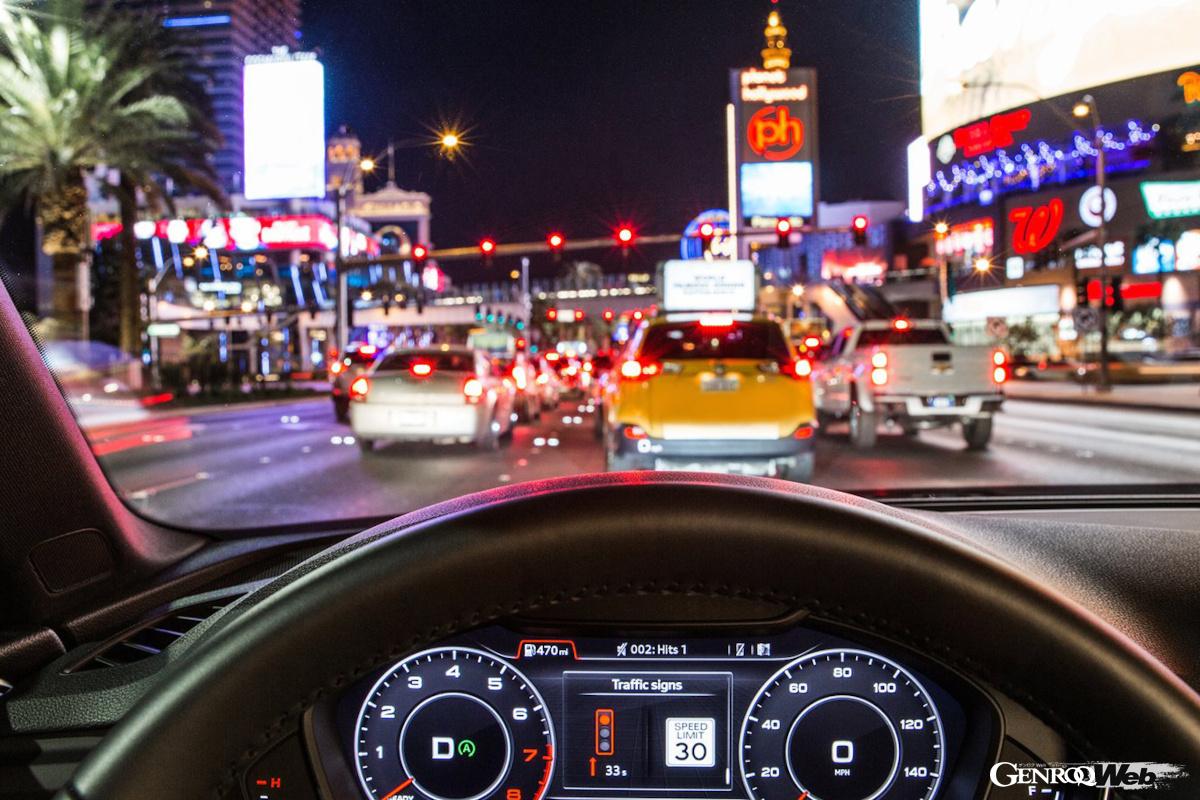 アウディのバーチャルコクピットでは、信号と連動して信号が青に変わる時間が表示される機能も。