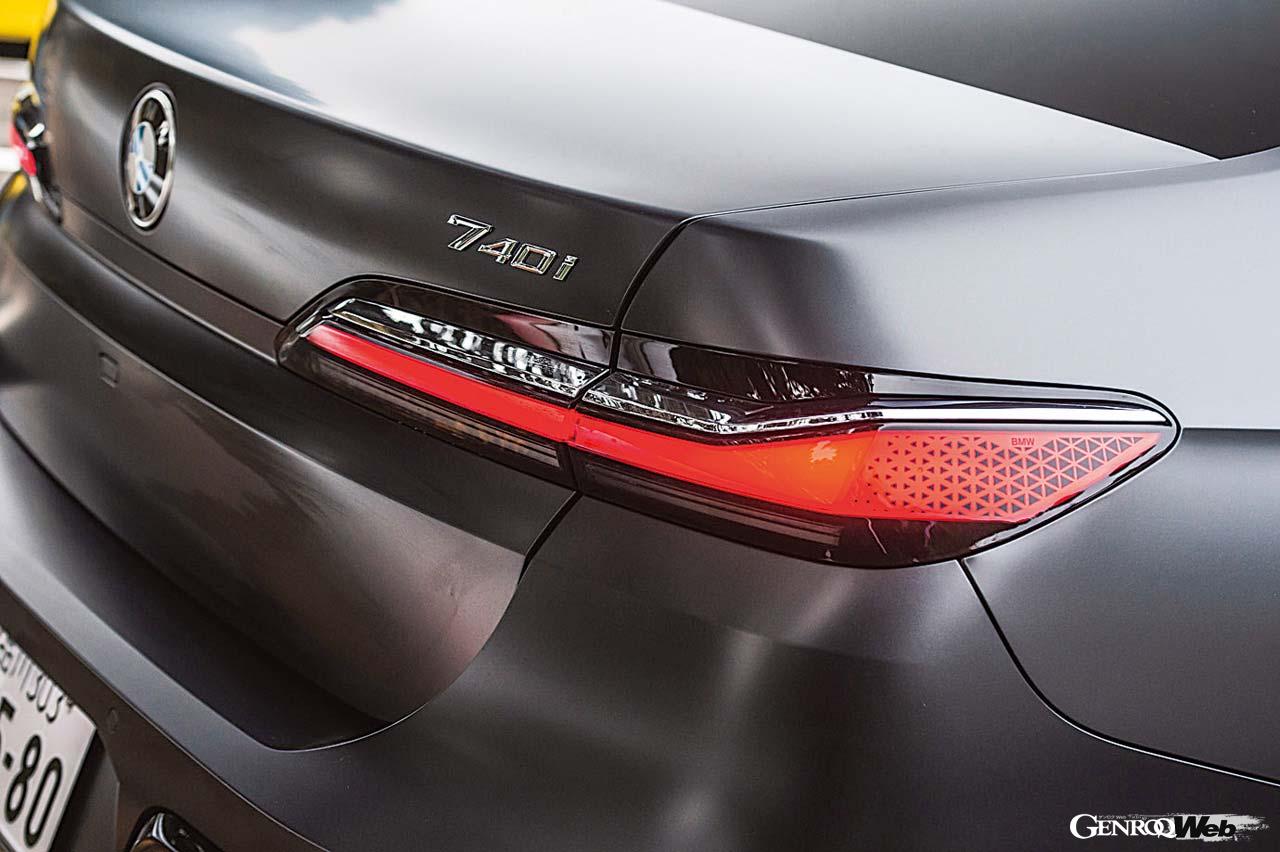 4アイズデザインや縁取りが発光する巨大なキドニーグリルなど、新型7シリーズの見た目のインパクトは相当に大きい。