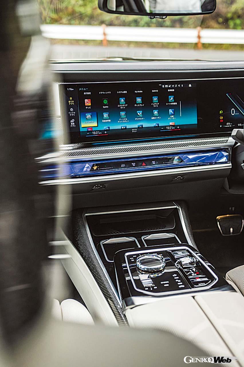 インテリアも未来感に溢れている。ダッシュパネルは選択した走行モードによって色が変化する。