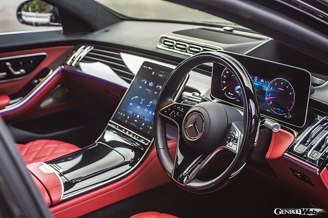 大型のモニターを配した先進のインターフェースだが、初見でも惑わずに操作できるのはさすがメルセデスだ。