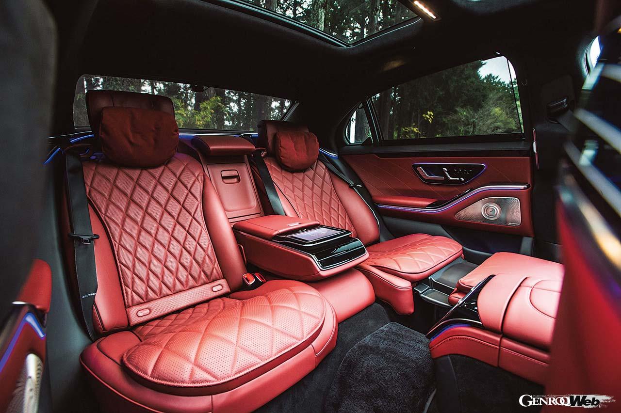 ロングボディの恩恵で後席はビジネスクラス並みの姿勢を取れる。シートベルトに弾力性を持たせるなどの配慮も嬉しい。