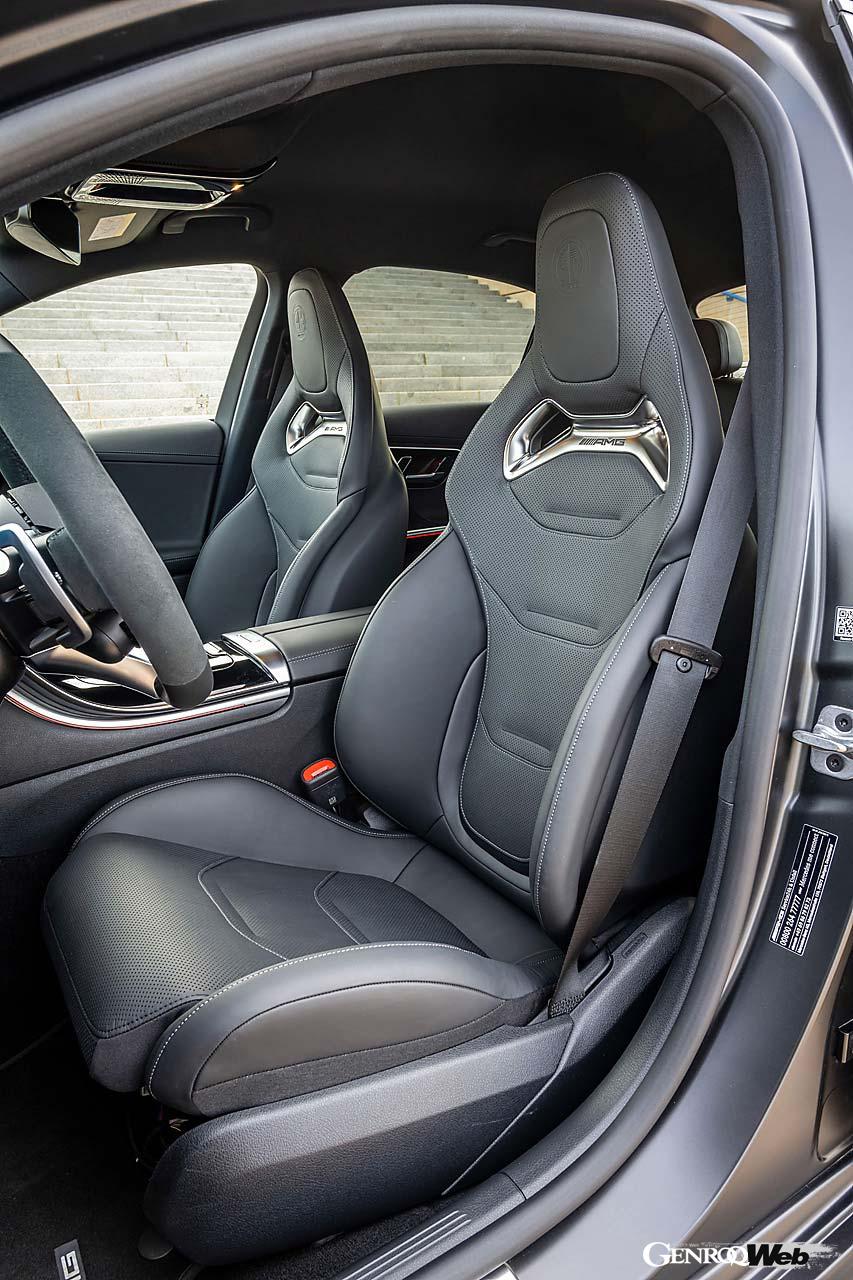 MBUXにはハイブリッド専用ディスプレイを採用。AMGパフォーマンス・ステアリングホイールには回生を制御するスイッチを備えている。新設計された第2世代のAMGパフォーマンス・シートはオプションで用意。