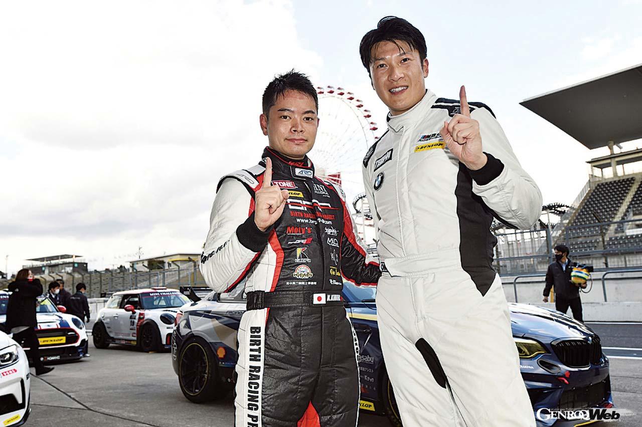 白熱のバトルが繰り広げられた2023年のBMW ＆ MINI Racing。その最終戦となるラウンド5鈴鹿サーキットが行われチャンピオンが決定した。M2 CS Racing Seriesで初代チャンピオンに輝いた水元寛規選手（右）と、MINI CHALLENGE JAPANのJCWクラスでチャンピオンを獲得した木村建登選手は、それぞれのクラスで1年を通じてハイレベルな走りを披露した。