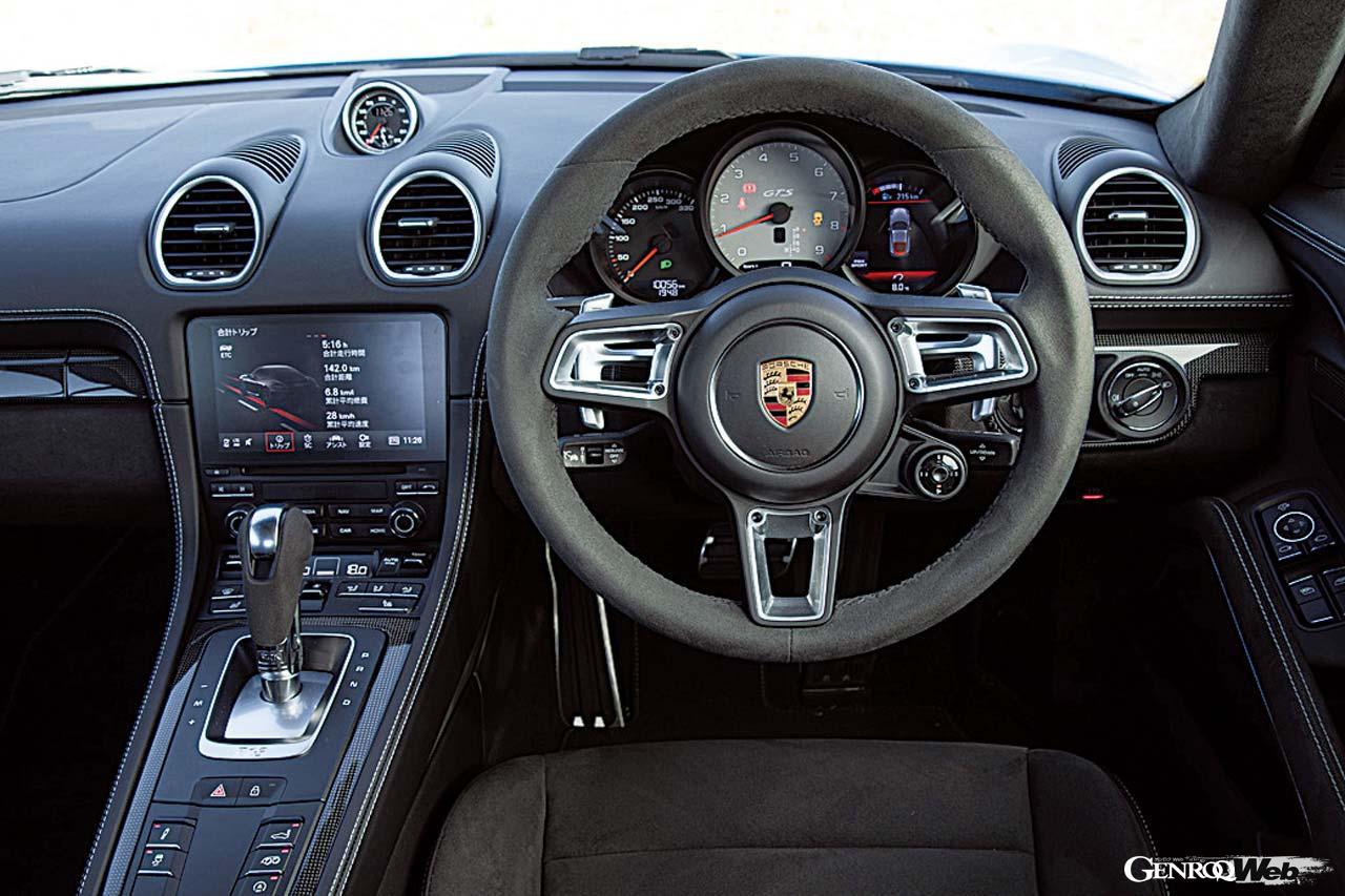 ステアリングに備わるドライビングモード変更ダイヤルが便利。もちろん、ダンパーやESPは個別にスイッチで変えることも可能。