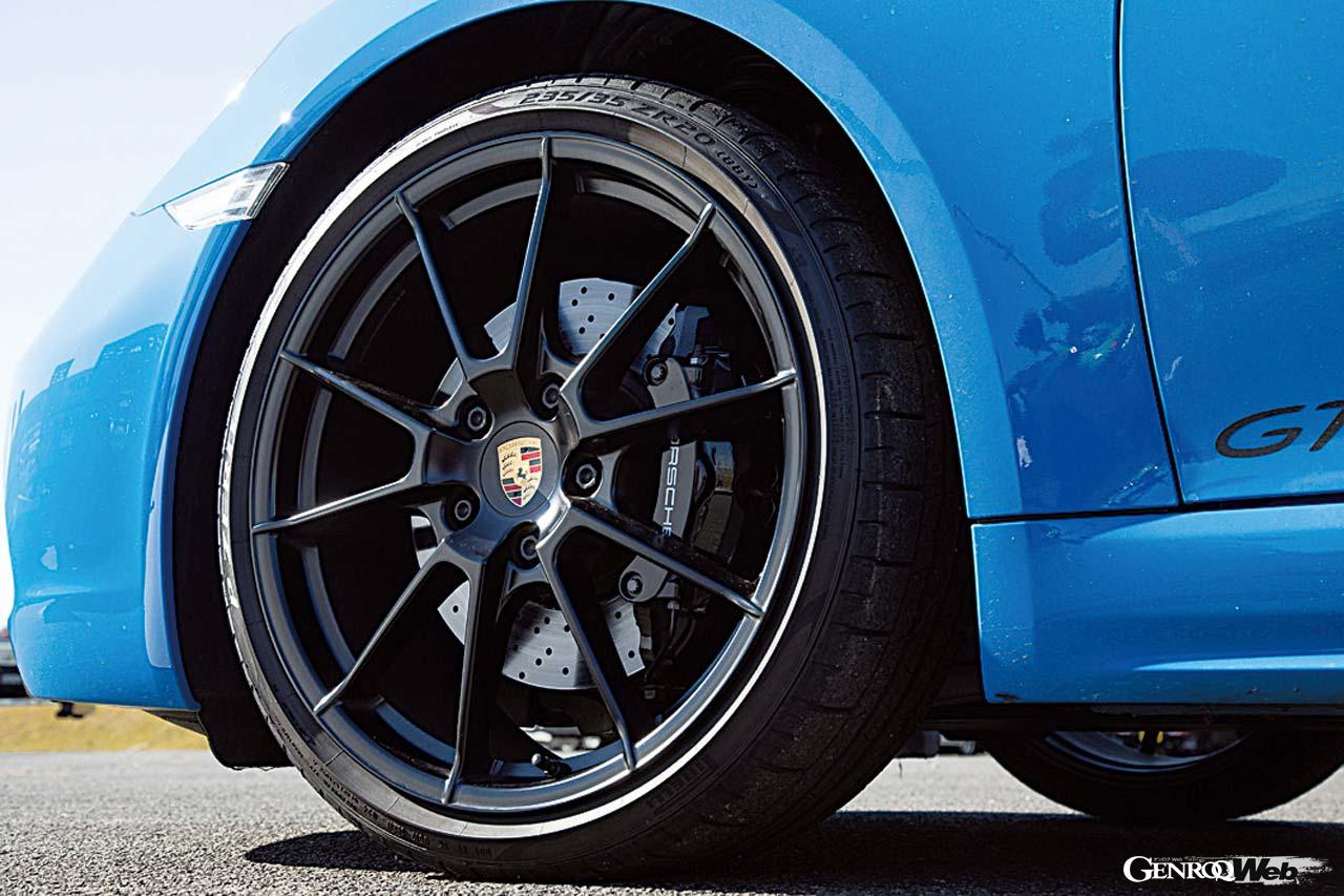 RACE-TEXスポーツプラスシートを標準で装備する。装着される20インチPゼロはウエットでのグリップも良好だった。