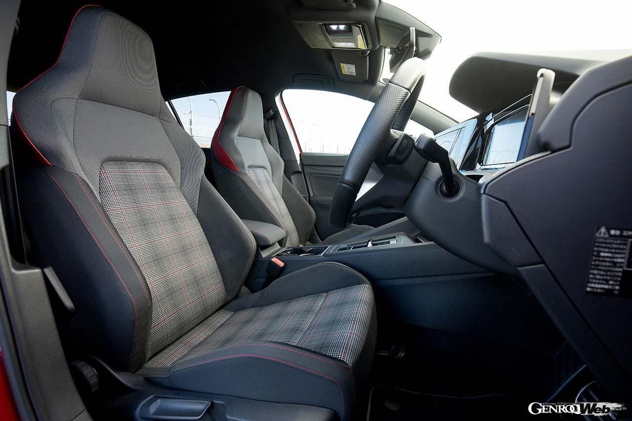 GTIといえばタータンチェックのファブリックシートだが、この新型ゴルフGTIでも健在。ホールド性も高い。