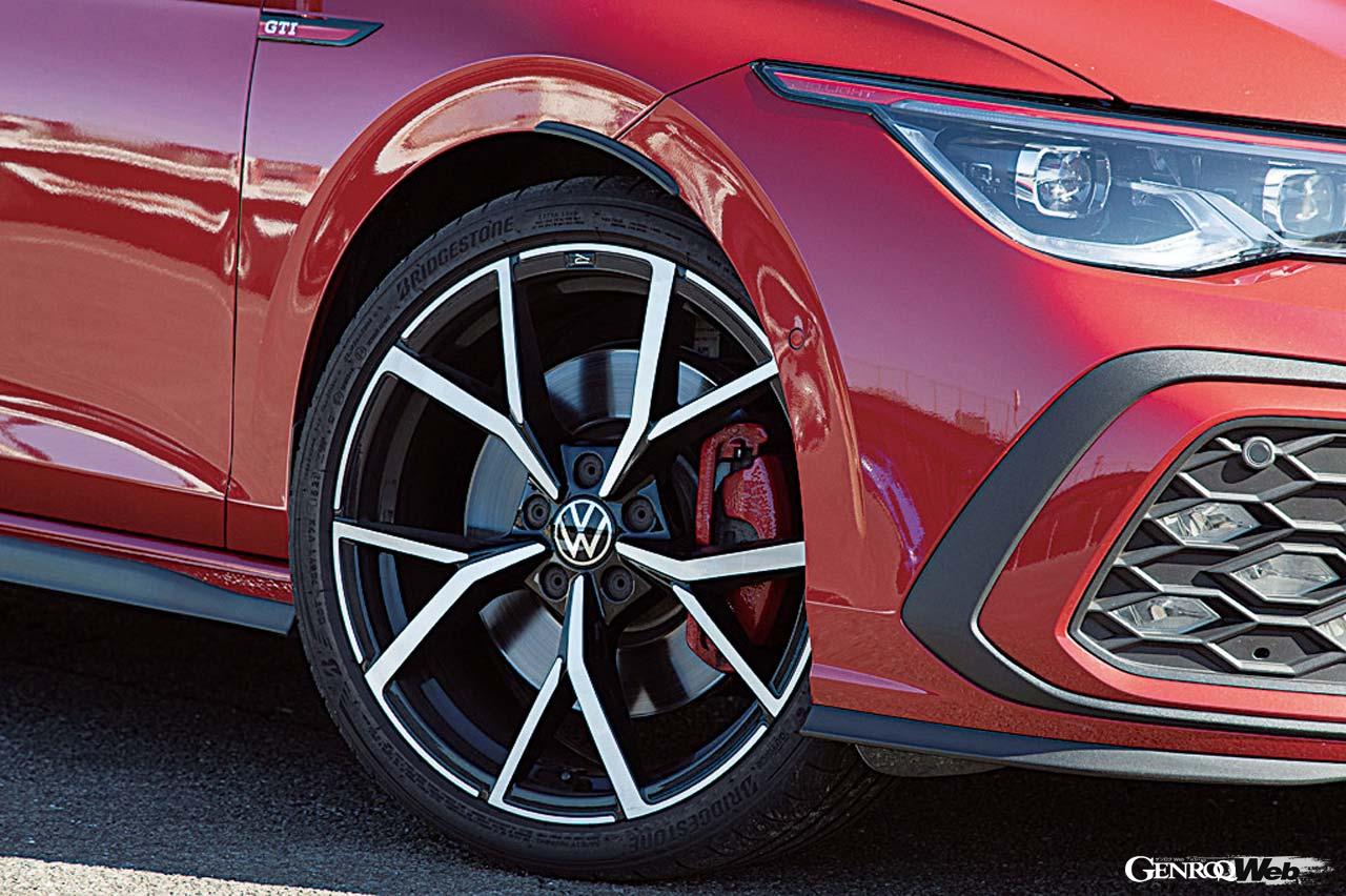 試乗車はオプションのDCCパッケージ（22万円）を装着。電子制御可変ダンパーは状況に応じてESPと連動して調整可能だ。