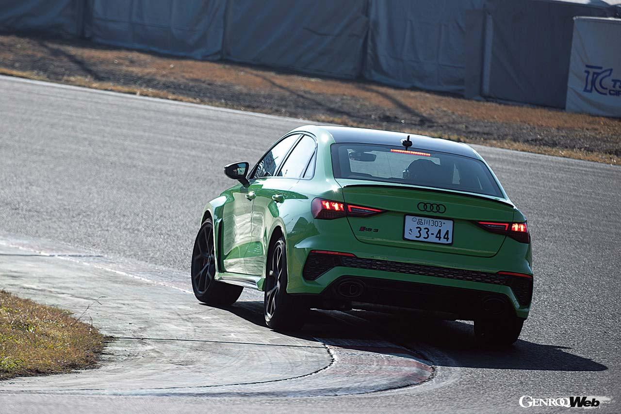 リヤタイヤが少しスライドした弱オーバーステアなので、多めのアクセル開度で加速できる。