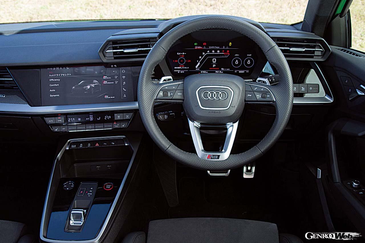 ホールド性の高いスポーツシートを装着する。ステアリングに備わるRSボタンでモードを切り替えられる。