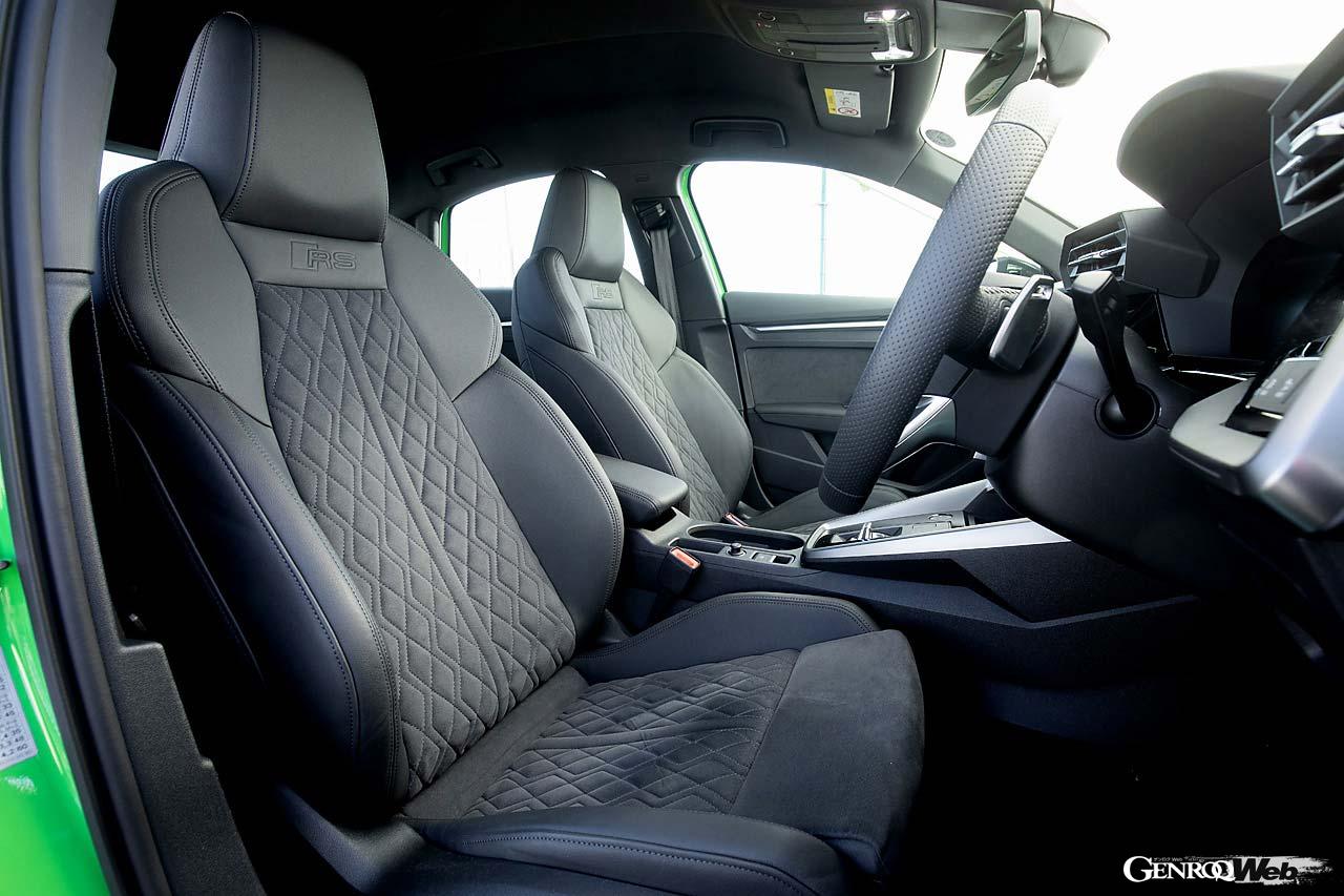 ホールド性の高いスポーツシートを装着する。ステアリングに備わるRSボタンでモードを切り替えられる。