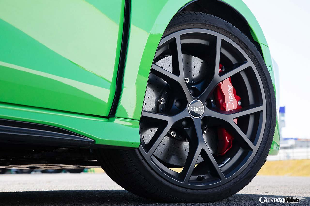 フロント265/30R19、リヤ245/35R19という異例のセッティングを持つ。試乗車はオプションのセラミックブレーキを装着。