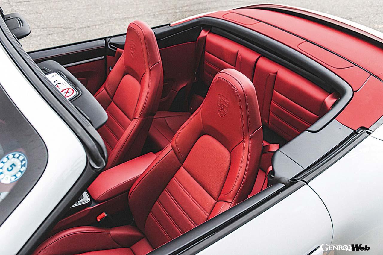 スポーティなレブカウンターがメーターパネルの中央に配される。車両情報を表示する2つの7インチ高解像度ディスプレイも便利だ。後席はあくまでもエマージェンシー用。