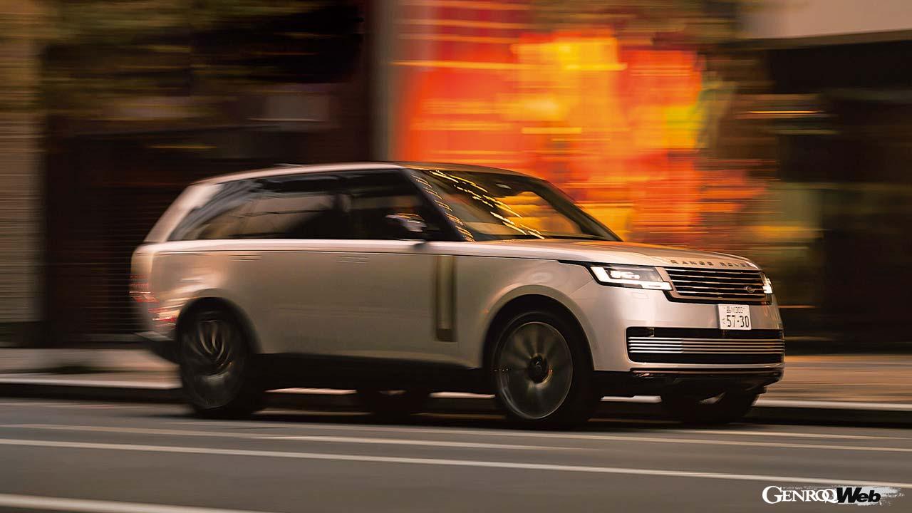 驚くほど静かで滑らかに走るレンジローバー。極上の乗り心地は電子制御エアサスや電動式ロール制御システムによってもたらされる。