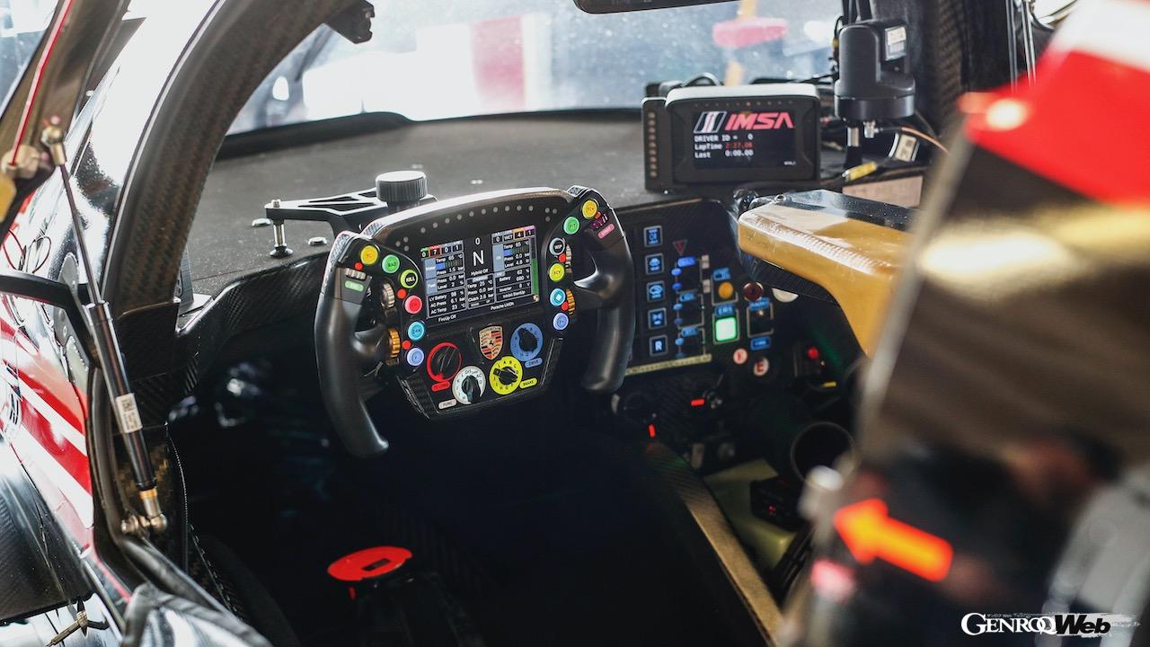 IMSAウェザーテック・スポーツカー選手権開幕戦デイトナ24時間でデビューを飾った、ポルシェ 963のコクピット。