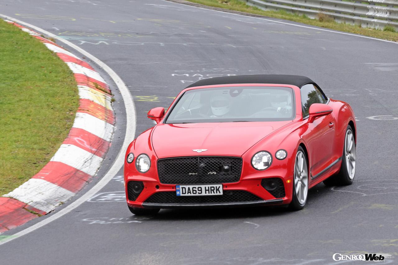 一切カモフラージュが施されていない状態で、テストを続ける「ベントレー GT コンバーチブル PHEV」。