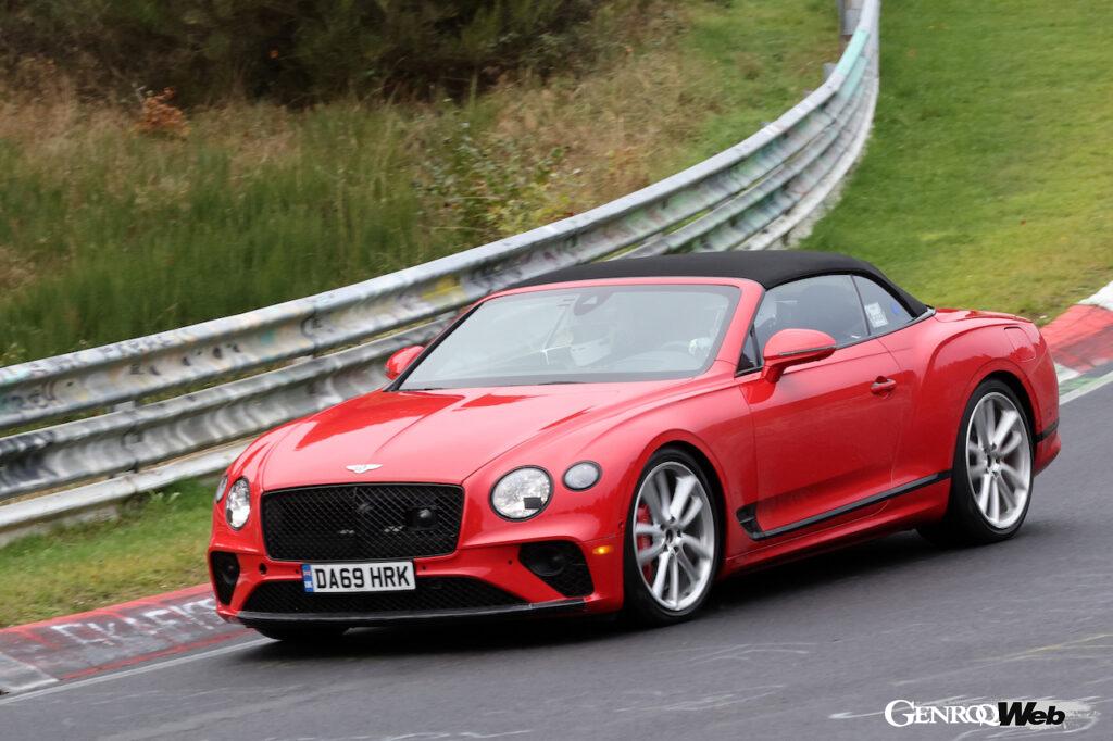 一切カモフラージュが施されていない状態で、テストを続ける「ベントレー GT コンバーチブル PHEV」。