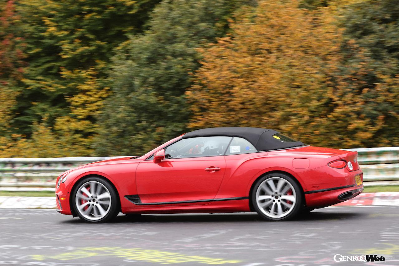 一切カモフラージュが施されていない状態で、テストを続ける「ベントレー GT コンバーチブル PHEV」。