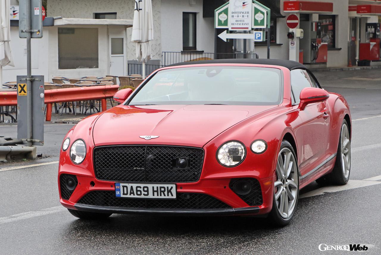 一切カモフラージュが施されていない状態で、テストを続ける「ベントレー GT コンバーチブル PHEV」。