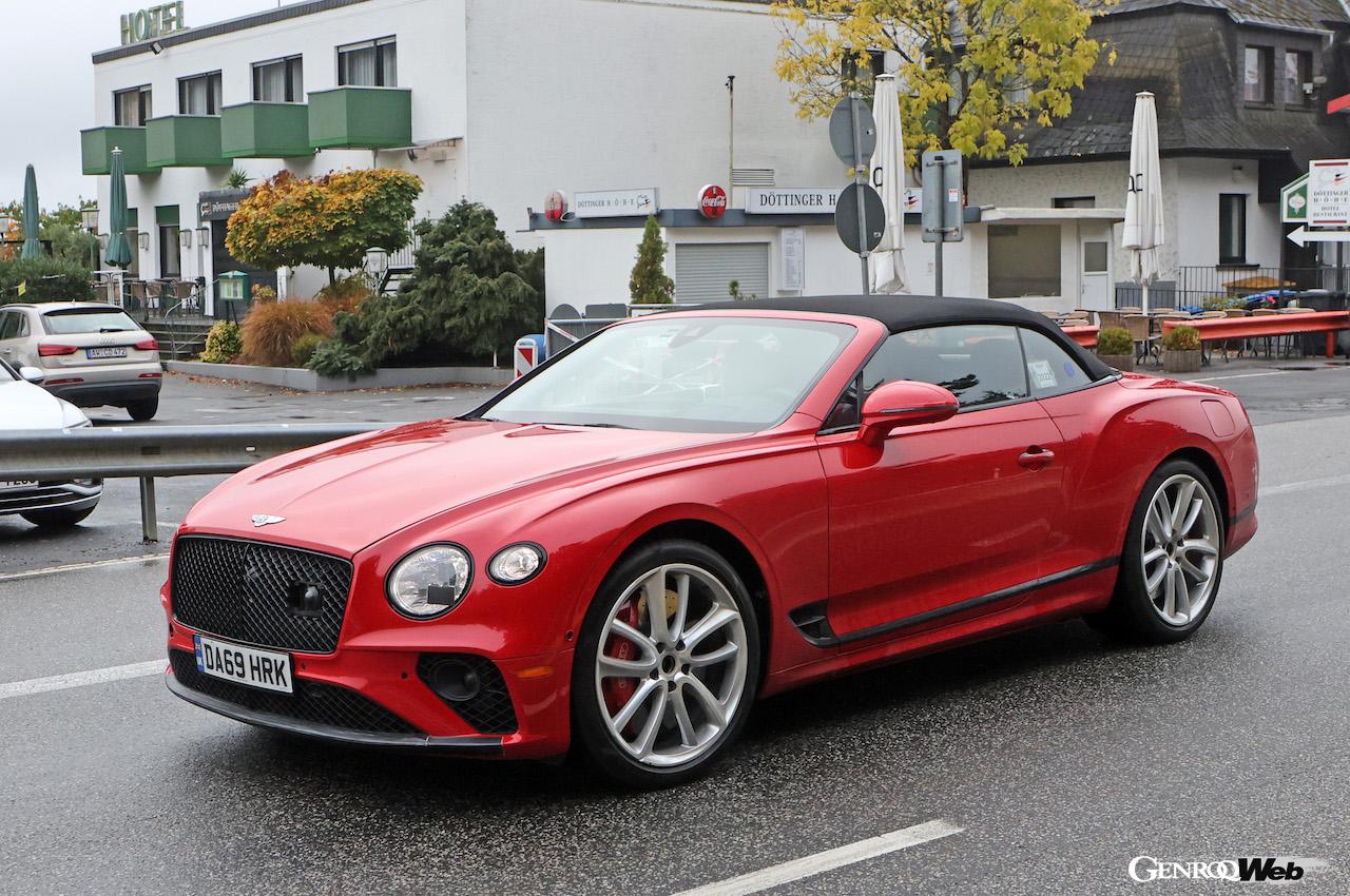 一切カモフラージュが施されていない状態で、テストを続ける「ベントレー GT コンバーチブル PHEV」。