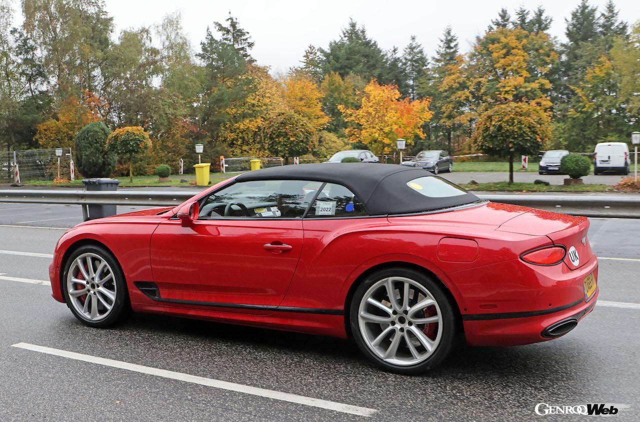 一切カモフラージュが施されていない状態で、テストを続ける「ベントレー GT コンバーチブル PHEV」。