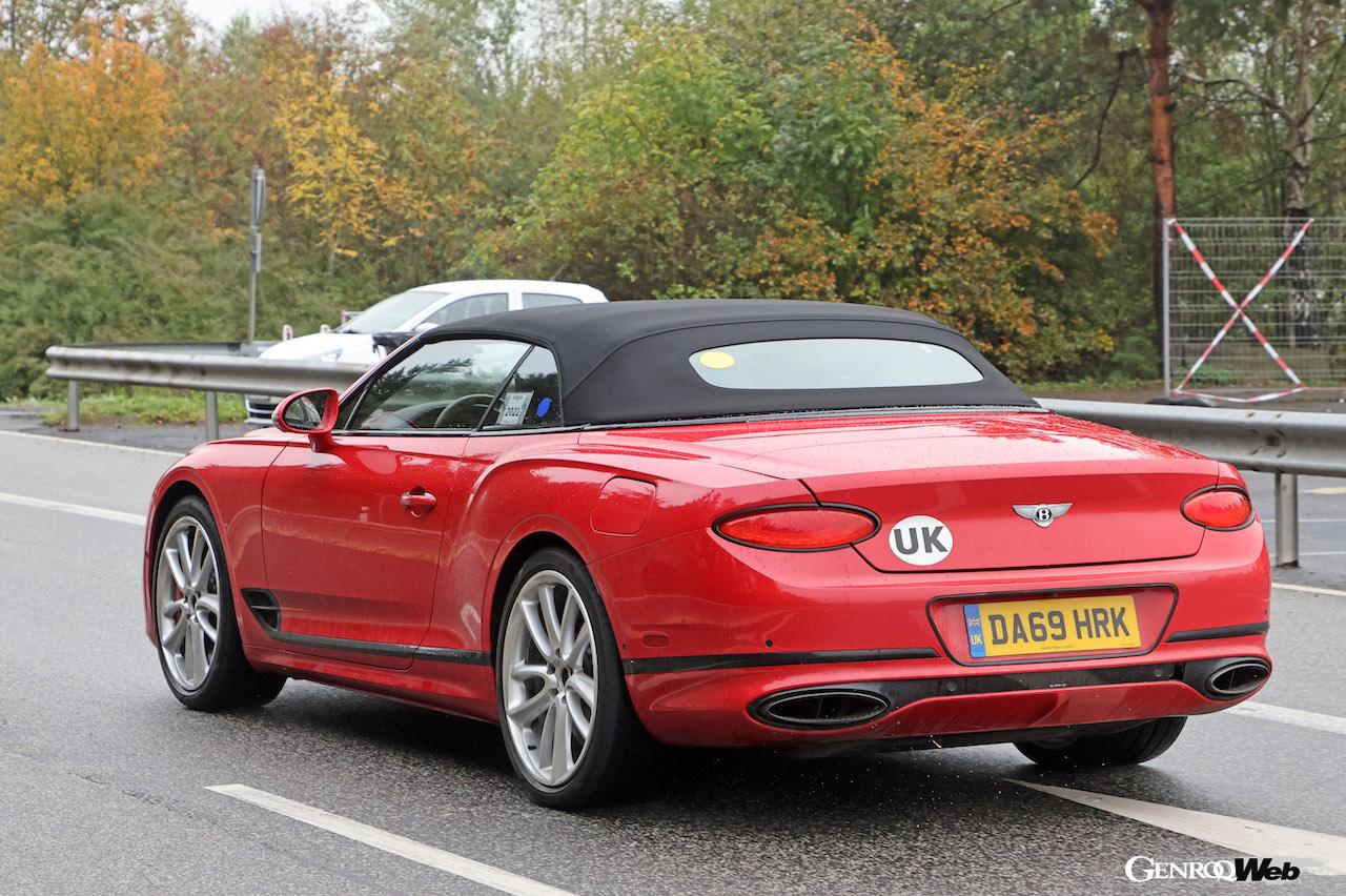 一切カモフラージュが施されていない状態で、テストを続ける「ベントレー GT コンバーチブル PHEV」。