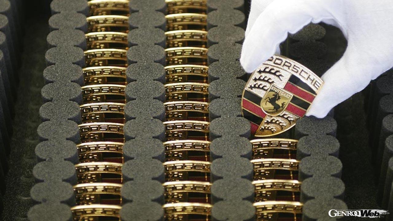 ポルシェを象徴するクレストは、1950年代から現在に至るまで、ポルシェ製スポーツカーのボンネットやステアリングホイールで輝いてきた。