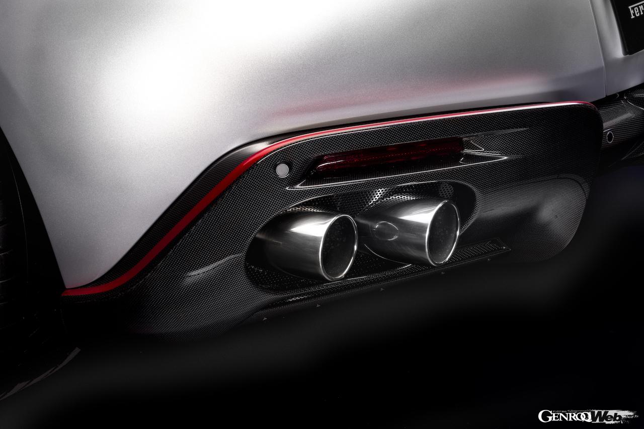 サヌシルヴァー・マットに、鮮やかなロッソ・マグマ・グロッシーが組み合わせられた、フェラーリ ローマ チャイナのエクステリア。