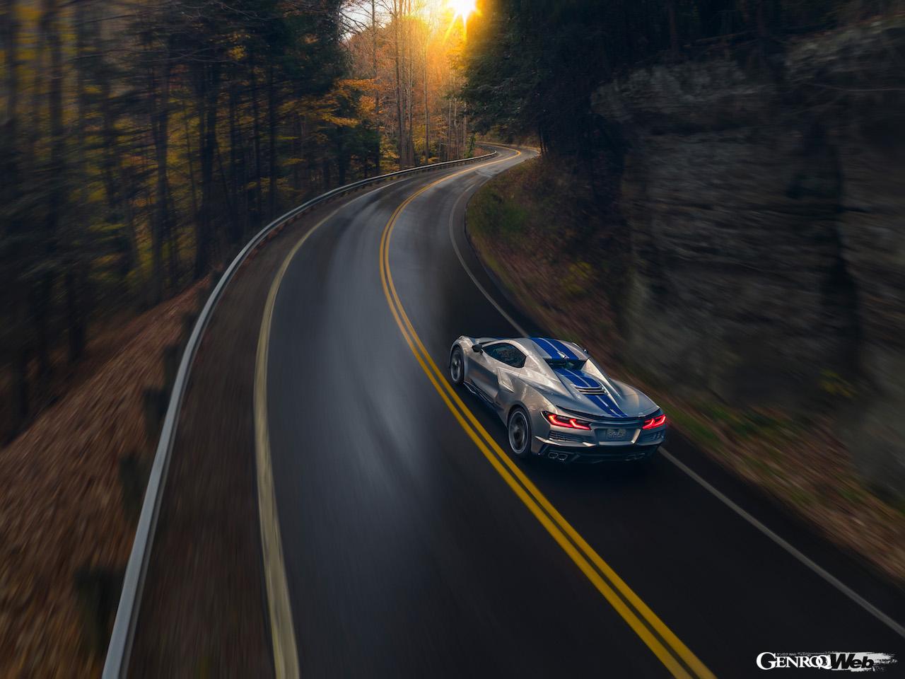 コルベット初の電動モデルとしてデビューした「シボレー コルベット E-レイ」の走行シーン。