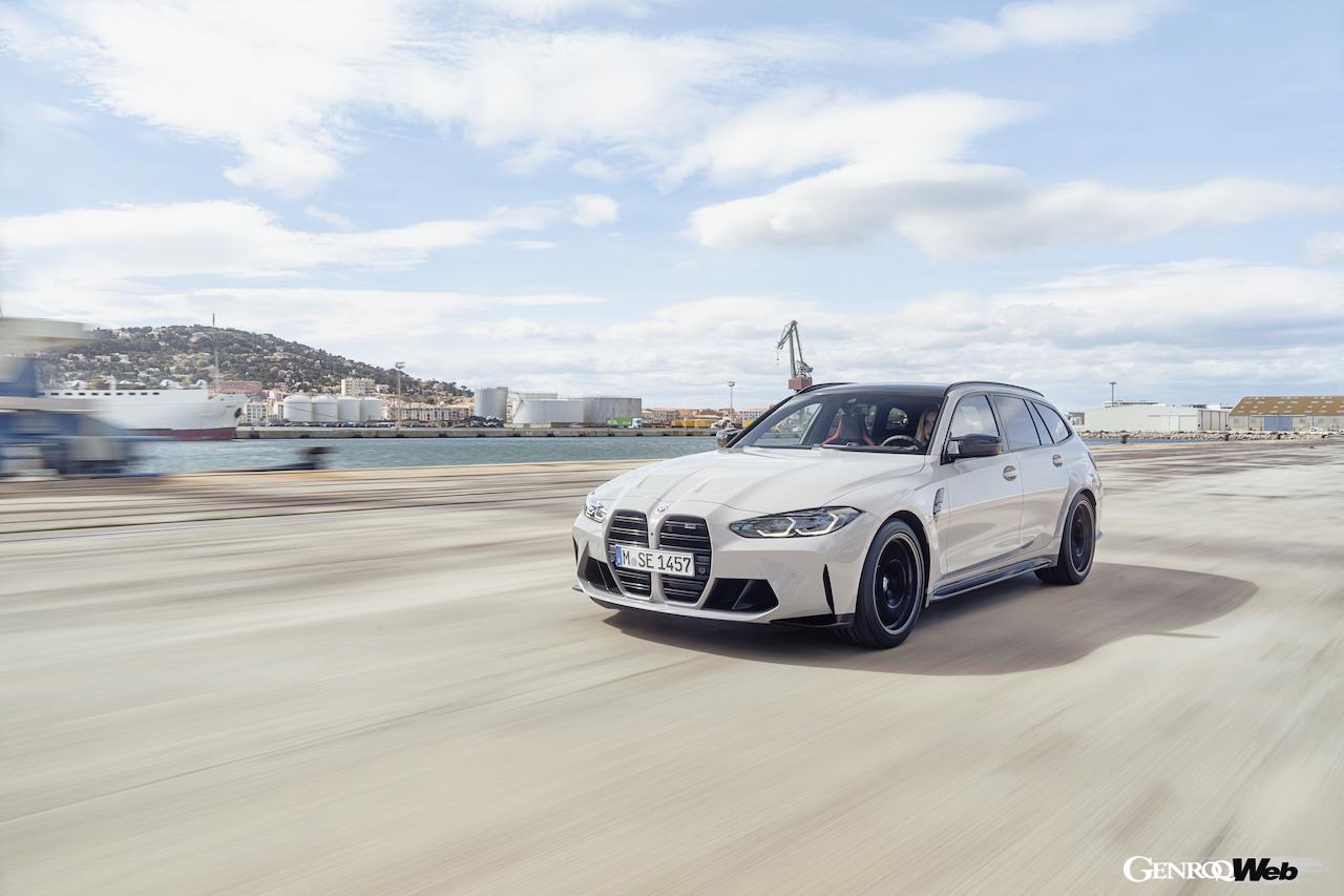 BMW M3 コンペティション M xDrive ツーリングの走行シーン。