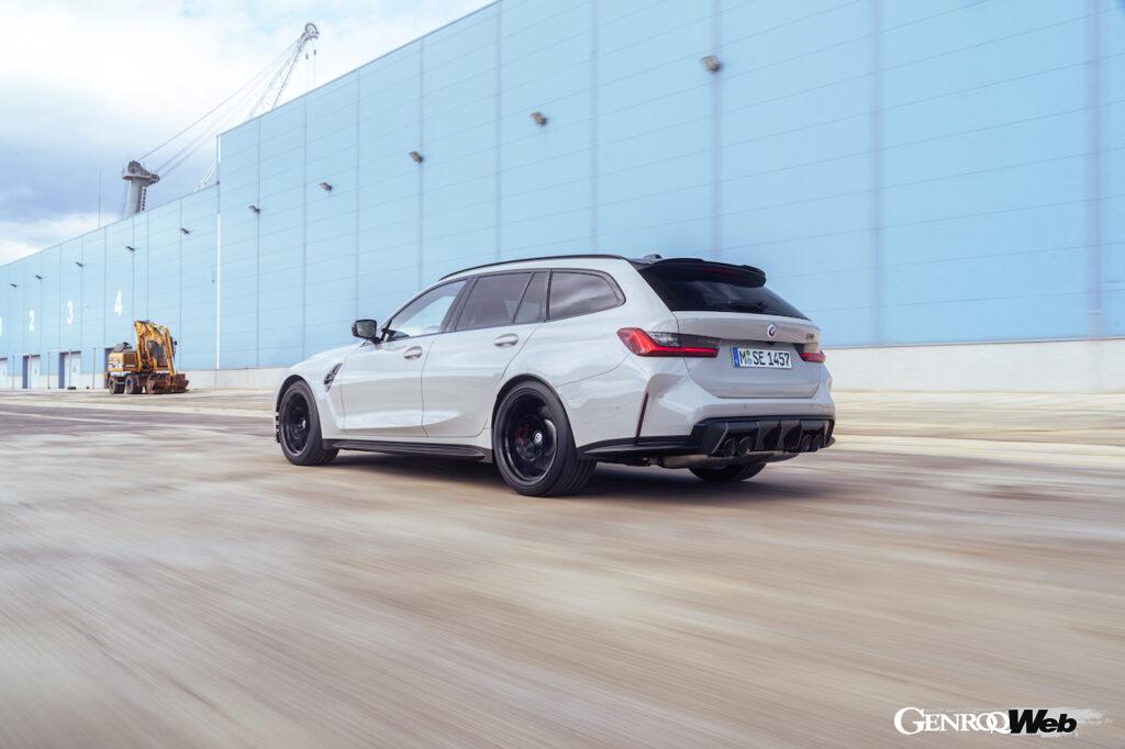 BMW M3 コンペティション M xDrive ツーリングの走行シーン。