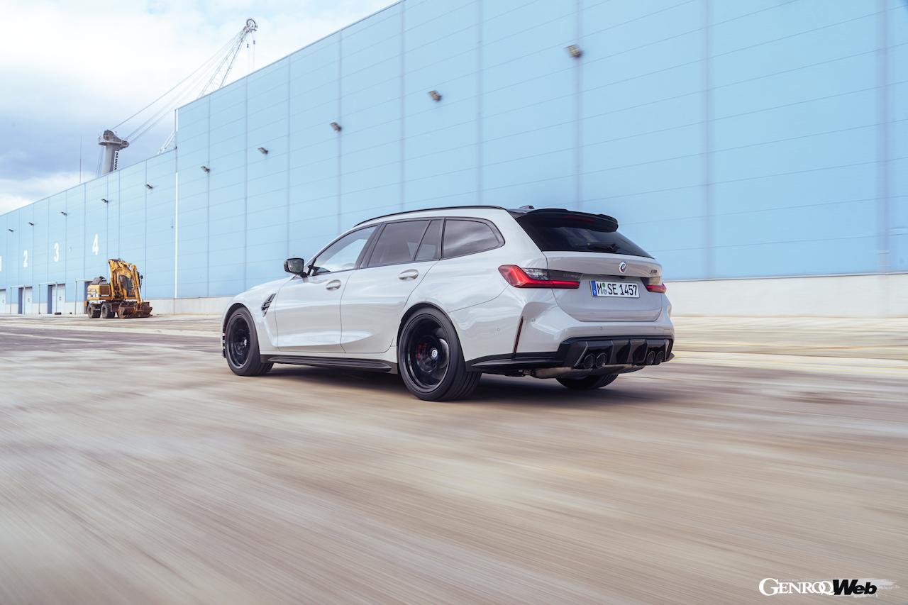 BMW M3 コンペティション M xDrive ツーリングの走行シーン。