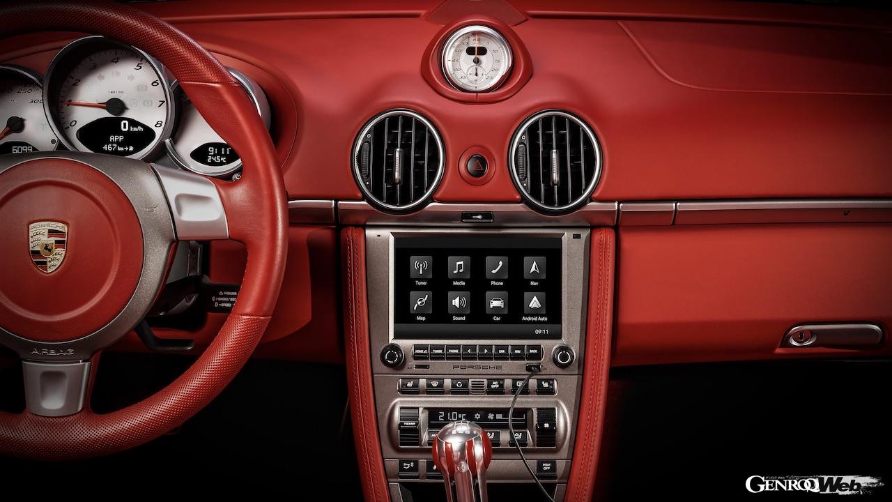 ボクスター タイプ987のインスツルメントパネルに装着された、「ポルシェクラシックコミュニケーションマネジメントシステムプラス（PCCM Plus）」。