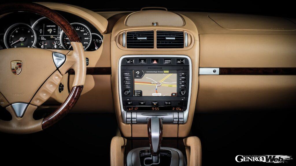 初代カイエンのインスツルメントパネルに装着された、「ポルシェクラシックコミュニケーションマネジメントシステムプラス(PCCM Plus)」。