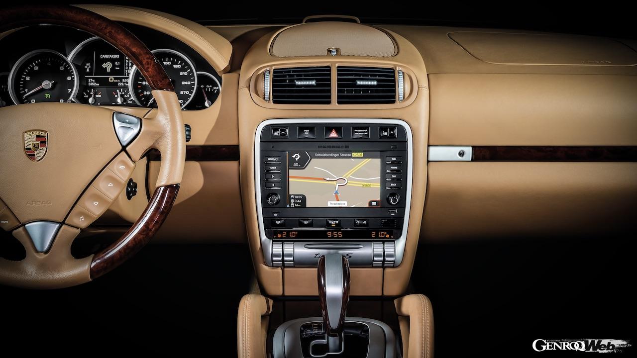 初代カイエンのインストゥルメントパネルに装着された、「ポルシェクラシックコミュニケーションマネジメントシステムプラス（PCCM Plus）」。