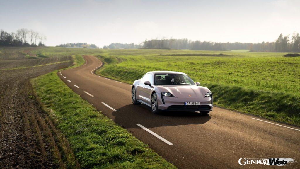 多くのBEVはアクセルオフすると、すぐに回生システムが作動するが、ポルシェはブレーキペダルをふんだん段階で回生システムが作動する。